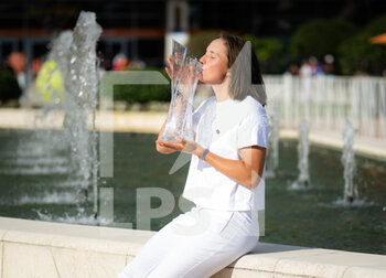 2022-04-02 - Iga Swiatek of Poland during the champions trophy photo shoot after winning the final of the 2022 Miami Open, WTA Masters 1000 tennis tournament on April 2, 2022 at Hard Rock stadium in Miami, USA - 2022 MIAMI OPEN, WTA MASTERS 1000 TENNIS TOURNAMENT - INTERNATIONALS - TENNIS