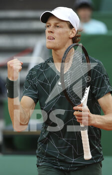 2022-04-14 - Jannik Sinner of Italia during day 5 of the Rolex Monte-Carlo Masters 2022, an ATP Masters 1000 tennis tournament on April 14, 2022, held at the Monte-Carlo Country Club in Roquebrune-Cap-Martin, France - ROLEX MONTE-CARLO MASTERS 2022, ATP MASTERS 1000 TENNIS TOURNAMENT - INTERNATIONALS - TENNIS