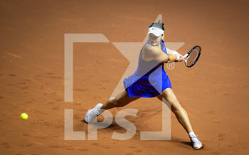 2022-04-19 - Bianca Andreescu of Canada in action against Jule Niemeier of Germany during the first round of the 2022 Porsche Tennis Grand Prix WTA 500 tennis tournament on April 19, 2022 at the Porsche Arena in Stuttgart, Germany - 2022 PORSCHE TENNIS GRAND PRIX WTA 500 TENNIS TOURNAMENT - INTERNATIONALS - TENNIS
