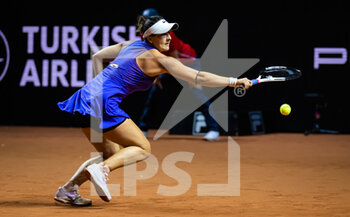 2022-04-19 - Bianca Andreescu of Canada in action against Jule Niemeier of Germany during the first round of the 2022 Porsche Tennis Grand Prix WTA 500 tennis tournament on April 19, 2022 at the Porsche Arena in Stuttgart, Germany - 2022 PORSCHE TENNIS GRAND PRIX WTA 500 TENNIS TOURNAMENT - INTERNATIONALS - TENNIS