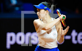 2022-04-20 - Eva Lys of Germany in action against Iga Swiatek of Poland during the second round of the 2022 Porsche Tennis Grand Prix WTA 500 tennis tournament on April 20, 2022 at the Porsche Arena in Stuttgart, Germany - 2022 PORSCHE TENNIS GRAND PRIX WTA 500 TENNIS TOURNAMENT - INTERNATIONALS - TENNIS