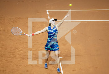 2022-04-20 - Iga Swiatek of Poland in action against Eva Lys of Germany during the second round of the 2022 Porsche Tennis Grand Prix WTA 500 tennis tournament on April 20, 2022 at the Porsche Arena in Stuttgart, Germany - 2022 PORSCHE TENNIS GRAND PRIX WTA 500 TENNIS TOURNAMENT - INTERNATIONALS - TENNIS