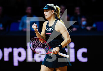 2022-04-20 - Angelique Kerber of Germany in action against Anett Kontaveit of Estonia during the first round of the 2022 Porsche Tennis Grand Prix WTA 500 tennis tournament on April 20, 2022 at the Porsche Arena in Stuttgart, Germany - 2022 PORSCHE TENNIS GRAND PRIX WTA 500 TENNIS TOURNAMENT - INTERNATIONALS - TENNIS