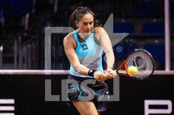 2022-04-21 - Daria Kasatkina of Russia in action against Ons Jabeur of Tunisia during the second round of the 2022 Porsche Tennis Grand Prix WTA 500 tennis tournament on April 21, 2022 at the Porsche Arena in Stuttgart, Germany - 2022 PORSCHE TENNIS GRAND PRIX WTA 500 TENNIS TOURNAMENT - INTERNATIONALS - TENNIS