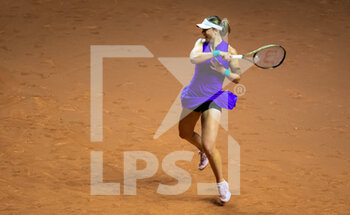 2022-04-22 - Paula Badosa of Spain in action against Ons Jabeur of Tunisia during the quarter-final of the 2022 Porsche Tennis Grand Prix WTA 500 tennis tournament on April 22, 2022 at the Porsche Arena in Stuttgart, Germany - 2022 PORSCHE TENNIS GRAND PRIX WTA 500 TENNIS TOURNAMENT  - INTERNATIONALS - TENNIS