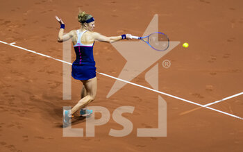 2022-04-22 - Laura Siegemund of Germany in action against Liudmila Samsonova of Russia during the quarter-final of the 2022 Porsche Tennis Grand Prix WTA 500 tennis tournament on April 22, 2022 at the Porsche Arena in Stuttgart, Germany - 2022 PORSCHE TENNIS GRAND PRIX WTA 500 TENNIS TOURNAMENT  - INTERNATIONALS - TENNIS
