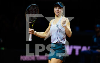 2022-04-22 - Liudmila Samsonova of Russia in action against Laura Siegemund of Germany during the quarter-final of the 2022 Porsche Tennis Grand Prix WTA 500 tennis tournament on April 22, 2022 at the Porsche Arena in Stuttgart, Germany - 2022 PORSCHE TENNIS GRAND PRIX WTA 500 TENNIS TOURNAMENT  - INTERNATIONALS - TENNIS