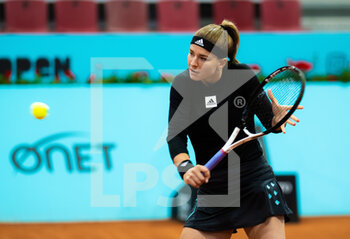 2022-04-28 - Karolina Muchova of the Czech Republic in action against Qinwen Zheng of China during the first round of the Mutua Madrid Open 2022 tennis tournament on April 28, 2022 at Caja Magica stadium in Madrid, Spain - MUTUA MADRID OPEN 2022 TENNIS TOURNAMENT - INTERNATIONALS - TENNIS