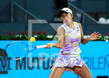 2022-04-28 - Shuai Zhang of China in action against Simona Halep of Romania during the first round of the Mutua Madrid Open 2022 tennis tournament on April 28, 2022 at Caja Magica stadium in Madrid, Spain - MUTUA MADRID OPEN 2022 TENNIS TOURNAMENT - INTERNATIONALS - TENNIS