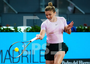 2022-04-28 - Simona Halep of Romania in action against Shuai Zhang of China during the first round of the Mutua Madrid Open 2022 tennis tournament on April 28, 2022 at Caja Magica stadium in Madrid, Spain - MUTUA MADRID OPEN 2022 TENNIS TOURNAMENT - INTERNATIONALS - TENNIS