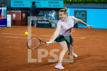 2022-04-28 - Simona Halep of Romania in action against Shuai Zhang of China during the first round of the Mutua Madrid Open 2022 tennis tournament on April 28, 2022 at Caja Magica stadium in Madrid, Spain - MUTUA MADRID OPEN 2022 TENNIS TOURNAMENT - INTERNATIONALS - TENNIS