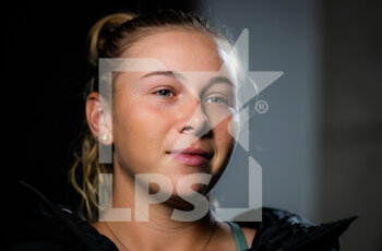2022-04-28 - Amanda Anisimova of the United States talks to the media after the first round of the Mutua Madrid Open 2022 tennis tournament on April 28, 2022 at Caja Magica stadium in Madrid, Spain - MUTUA MADRID OPEN 2022 TENNIS TOURNAMENT - INTERNATIONALS - TENNIS
