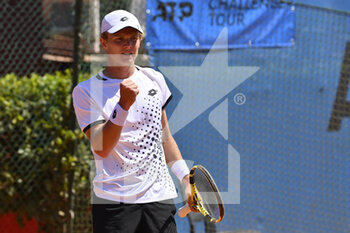 2022-04-29 - Jesper de Jong (NED) during the quarter-finals at the ATP Challenger Roma Open 2022, tennis tournament on April 29, 2022 at Garden Tennis Club in Rome, Italy - ROME OPEN GARDEN 2022 - QUENTIN HALYS VS JESPER DE JONG - INTERNATIONALS - TENNIS
