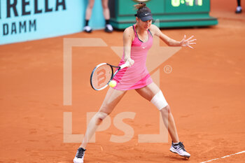 2022-04-29 - Oceane Dodin of France in action against Elena Rybakina of Kazakhstan during the Mutua Madrid Open 2022 tennis tournament on April 29, 2022 at Caja Magica stadium in Madrid, Spain - MUTUA MADRID OPEN 2022 TENNIS TOURNAMENT - INTERNATIONALS - TENNIS