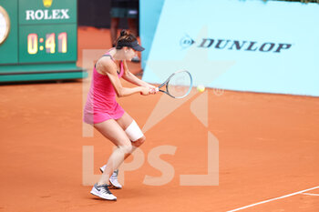 2022-04-29 - Oceane Dodin of France in action against Elena Rybakina of Kazakhstan during the Mutua Madrid Open 2022 tennis tournament on April 29, 2022 at Caja Magica stadium in Madrid, Spain - MUTUA MADRID OPEN 2022 TENNIS TOURNAMENT - INTERNATIONALS - TENNIS