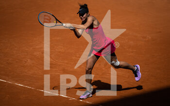 2022-04-29 - Oceane Dodin of France in action against Elena Rybakina of Kazakhstan during the first round of the Mutua Madrid Open 2022 tennis tournament on April 29, 2022 at Caja Magica stadium in Madrid, Spain - MUTUA MADRID OPEN 2022 TENNIS TOURNAMENT - INTERNATIONALS - TENNIS