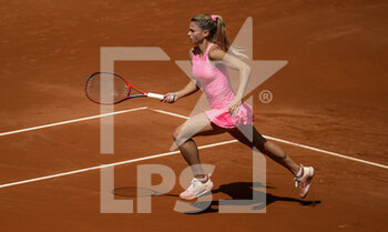2022-04-29 - Camila Giorgi of Italy in action against Jessica Pegula of United States during the first round of the Mutua Madrid Open 2022 tennis tournament on April 29, 2022 at Caja Magica stadium in Madrid, Spain - MUTUA MADRID OPEN 2022 TENNIS TOURNAMENT - INTERNATIONALS - TENNIS