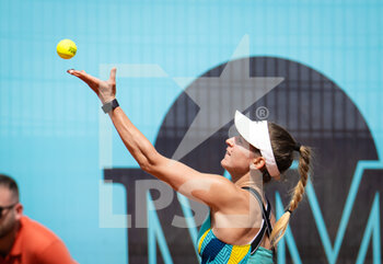 2022-04-29 - Anna Bondar of Hungary in action against Daria Kasatkina of Russia during the first round of the Mutua Madrid Open 2022 tennis tournament on April 29, 2022 at Caja Magica stadium in Madrid, Spain - MUTUA MADRID OPEN 2022 TENNIS TOURNAMENT - INTERNATIONALS - TENNIS
