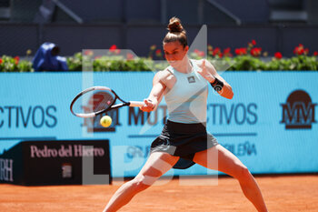 2022-04-29 - Maria Sakkari of Greece in action against Madison Keys of United States during the Mutua Madrid Open 2022 tennis tournament on April 29, 2022 at Caja Magica stadium in Madrid, Spain - MUTUA MADRID OPEN 2022 TENNIS TOURNAMENT - INTERNATIONALS - TENNIS
