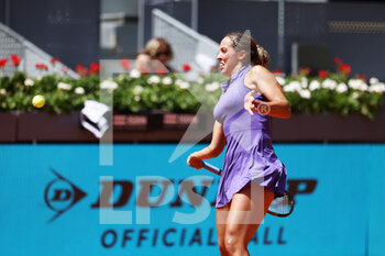 2022-04-29 - Madison Keys of United States in action against Maria Sakkari of Greece during the Mutua Madrid Open 2022 tennis tournament on April 29, 2022 at Caja Magica stadium in Madrid, Spain - MUTUA MADRID OPEN 2022 TENNIS TOURNAMENT - INTERNATIONALS - TENNIS