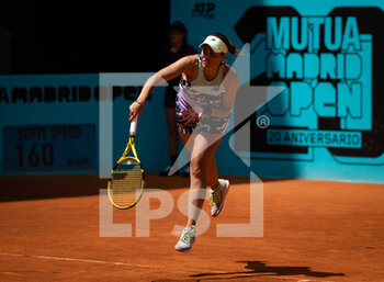 2022-04-29 - Monica Puig of Puerto Rico in action against Danielle Collins of the United States during the first round of the Mutua Madrid Open 2022 tennis tournament on April 29, 2022 at Caja Magica stadium in Madrid, Spain - MUTUA MADRID OPEN 2022 TENNIS TOURNAMENT - INTERNATIONALS - TENNIS
