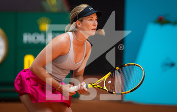 2022-04-29 - Danielle Collins of the United States in action against Monica Puig of Puerto Rico during the first round of the Mutua Madrid Open 2022 tennis tournament on April 29, 2022 at Caja Magica stadium in Madrid, Spain - MUTUA MADRID OPEN 2022 TENNIS TOURNAMENT - INTERNATIONALS - TENNIS