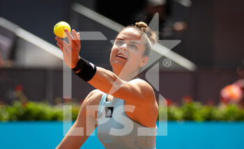 2022-04-29 - Maria Sakkari of Greece in action against Madison Keys of the United States during the first round of the Mutua Madrid Open 2022 tennis tournament on April 29, 2022 at Caja Magica stadium in Madrid, Spain - MUTUA MADRID OPEN 2022 TENNIS TOURNAMENT - INTERNATIONALS - TENNIS