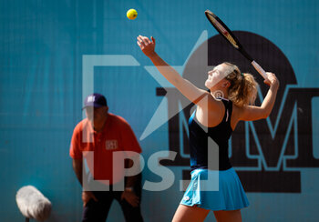 2022-04-29 - Katerina Siniakova of the Czech Republic in action against Ana Konjuh of Croatia during the first round of the Mutua Madrid Open 2022 tennis tournament on April 29, 2022 at Caja Magica stadium in Madrid, Spain - MUTUA MADRID OPEN 2022 TENNIS TOURNAMENT - INTERNATIONALS - TENNIS