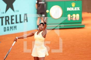2022-04-29 - Sloane Stephens of United States in action against Anhelina Kalinina of Ukraine during the Mutua Madrid Open 2022 tennis tournament on April 29, 2022 at Caja Magica stadium in Madrid, Spain - MUTUA MADRID OPEN 2022 TENNIS TOURNAMENT - INTERNATIONALS - TENNIS