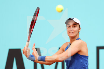 2022-04-29 - Anhelina Kalinina of Ukraine in action against Sloane Stephens of United States during the Mutua Madrid Open 2022 tennis tournament on April 29, 2022 at Caja Magica stadium in Madrid, Spain - MUTUA MADRID OPEN 2022 TENNIS TOURNAMENT - INTERNATIONALS - TENNIS