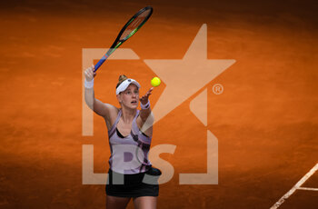 2022-04-29 - Alison Riske of the United States in action against Bianca Andreescu of Canada during the first round of the Mutua Madrid Open 2022 tennis tournament on April 29, 2022 at Caja Magica stadium in Madrid, Spain - MUTUA MADRID OPEN 2022 TENNIS TOURNAMENT - INTERNATIONALS - TENNIS