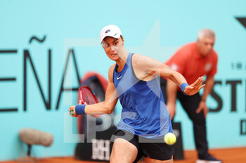 2022-04-29 - Anhelina Kalinina of Ukraine in action against Sloane Stephens of United States during the Mutua Madrid Open 2022 tennis tournament on April 29, 2022 at Caja Magica stadium in Madrid, Spain - MUTUA MADRID OPEN 2022 TENNIS TOURNAMENT - INTERNATIONALS - TENNIS