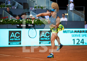 2022-04-29 - Naomi Osaka of Japan in action against Anastasia Potapova of Russia during the first round of the Mutua Madrid Open 2022 tennis tournament on April 29, 2022 at Caja Magica stadium in Madrid, Spain - MUTUA MADRID OPEN 2022 TENNIS TOURNAMENT - INTERNATIONALS - TENNIS