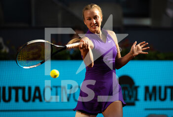 2022-04-29 - Anastasia Potapova of Russia in action against Naomi Osaka of Japan during the first round of the Mutua Madrid Open 2022 tennis tournament on April 29, 2022 at Caja Magica stadium in Madrid, Spain - MUTUA MADRID OPEN 2022 TENNIS TOURNAMENT - INTERNATIONALS - TENNIS