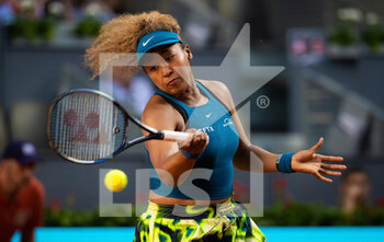 2022-04-29 - Naomi Osaka of Japan in action against Anastasia Potapova of Russia during the first round of the Mutua Madrid Open 2022 tennis tournament on April 29, 2022 at Caja Magica stadium in Madrid, Spain - MUTUA MADRID OPEN 2022 TENNIS TOURNAMENT - INTERNATIONALS - TENNIS