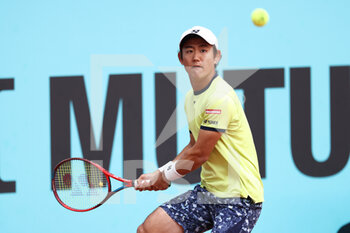 2022-04-30 - Yoshihito Nishioka of Japan in action against Lorenzo Musetti of Italy during the Mutua Madrid Open 2022 tennis tournament on April 30, 2022 at Caja Magica stadium in Madrid, Spain - MUTUA MADRID OPEN 2022 TENNIS TOURNAMENT - INTERNATIONALS - TENNIS