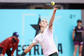 2022-04-30 - Lorenzo Musetti of Italy in action against Yoshihito Nishioka of Japan during the Mutua Madrid Open 2022 tennis tournament on April 30, 2022 at Caja Magica stadium in Madrid, Spain - MUTUA MADRID OPEN 2022 TENNIS TOURNAMENT - INTERNATIONALS - TENNIS