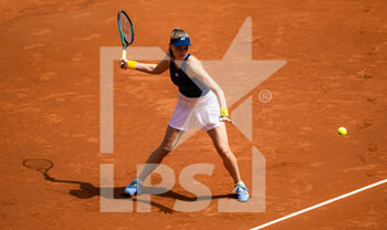 2022-04-30 - Dayana Yastremska of Ukraine in action against Marie Bouzkova of the Czech Republic during the second round of the Mutua Madrid Open 2022 tennis tournament on April 30, 2022 at Caja Magica stadium in Madrid, Spain - MUTUA MADRID OPEN 2022 TENNIS TOURNAMENT - INTERNATIONALS - TENNIS