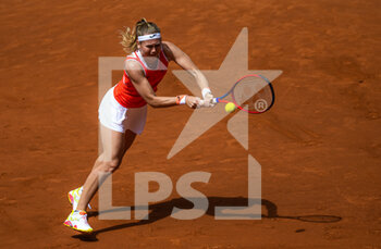 2022-04-30 - Marie Bouzkova of the Czech Republic in action against Dayana Yastremska of Ukraine during the second round of the Mutua Madrid Open 2022 tennis tournament on April 30, 2022 at Caja Magica stadium in Madrid, Spain - MUTUA MADRID OPEN 2022 TENNIS TOURNAMENT - INTERNATIONALS - TENNIS