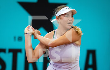 2022-04-30 - Amanda Anisimova of the United States in action against Petra Martic of Croatia during the second round of the Mutua Madrid Open 2022 tennis tournament on April 30, 2022 at Caja Magica stadium in Madrid, Spain - MUTUA MADRID OPEN 2022 TENNIS TOURNAMENT - INTERNATIONALS - TENNIS