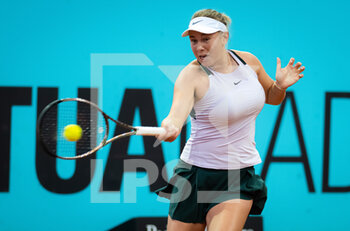 2022-04-30 - Amanda Anisimova of the United States in action against Petra Martic of Croatia during the second round of the Mutua Madrid Open 2022 tennis tournament on April 30, 2022 at Caja Magica stadium in Madrid, Spain - MUTUA MADRID OPEN 2022 TENNIS TOURNAMENT - INTERNATIONALS - TENNIS