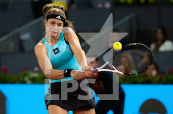 2022-04-30 - Karolina Muchova of the Czech Republic in action against Belinda Bencic of Switzerland during the second round of the Mutua Madrid Open 2022 tennis tournament on April 30, 2022 at Caja Magica stadium in Madrid, Spain - MUTUA MADRID OPEN 2022 TENNIS TOURNAMENT - INTERNATIONALS - TENNIS