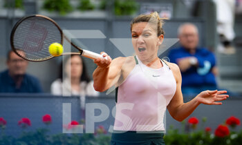 2022-04-30 - Simona Halep of Romania in action against Paula Badosa of Spain during the second round of the Mutua Madrid Open 2022 tennis tournament on April 30, 2022 at Caja Magica stadium in Madrid, Spain - MUTUA MADRID OPEN 2022 TENNIS TOURNAMENT - INTERNATIONALS - TENNIS