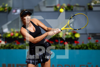 2022-05-01 - Danielle Collins of the United States in action against Bianca Andreescu of Canada during the second round of the Mutua Madrid Open 2022 tennis tournament on May 1, 2022 at Caja Magica stadium in Madrid, Spain - MUTUA MADRID OPEN 2022 TENNIS TOURNAMENT - INTERNATIONALS - TENNIS