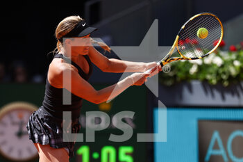 2022-05-01 - Danielle Collins of United States in action against Bianca Andreescu of Canada during the Mutua Madrid Open 2022 tennis tournament on May 1, 2022 at Caja Magica stadium in Madrid, Spain - MUTUA MADRID OPEN 2022 TENNIS TOURNAMENT - INTERNATIONALS - TENNIS