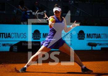 2022-05-01 - Bianca Andreescu of Canada in action against Danielle Collins of the United States during the second round of the Mutua Madrid Open 2022 tennis tournament on May 1, 2022 at Caja Magica stadium in Madrid, Spain - MUTUA MADRID OPEN 2022 TENNIS TOURNAMENT - INTERNATIONALS - TENNIS