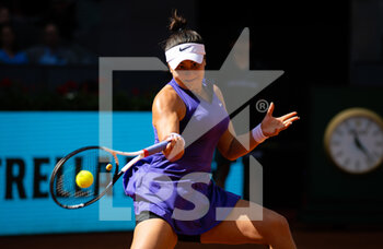2022-05-01 - Bianca Andreescu of Canada in action against Danielle Collins of the United States during the second round of the Mutua Madrid Open 2022 tennis tournament on May 1, 2022 at Caja Magica stadium in Madrid, Spain - MUTUA MADRID OPEN 2022 TENNIS TOURNAMENT - INTERNATIONALS - TENNIS