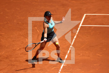 2022-05-01 - Jessica Pegula of United States in action against Kaia Kanepi of Estonia during the Mutua Madrid Open 2022 tennis tournament on May 1, 2022 at Caja Magica stadium in Madrid, Spain - MUTUA MADRID OPEN 2022 TENNIS TOURNAMENT - INTERNATIONALS - TENNIS