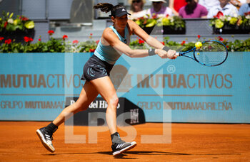 2022-05-01 - Garbine Muguruza of Spain in action against Anhelina Kalinina of Ukraine during the second round of the Mutua Madrid Open 2022 tennis tournament on May 1, 2022 at Caja Magica stadium in Madrid, Spain - MUTUA MADRID OPEN 2022 TENNIS TOURNAMENT - INTERNATIONALS - TENNIS