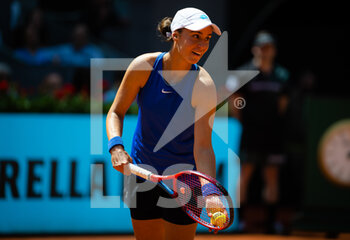 2022-05-01 - Anhelina Kalinina of Ukraine in action against Garbine Muguruza of Spain during the second round of the Mutua Madrid Open 2022 tennis tournament on May 1, 2022 at Caja Magica stadium in Madrid, Spain - MUTUA MADRID OPEN 2022 TENNIS TOURNAMENT - INTERNATIONALS - TENNIS